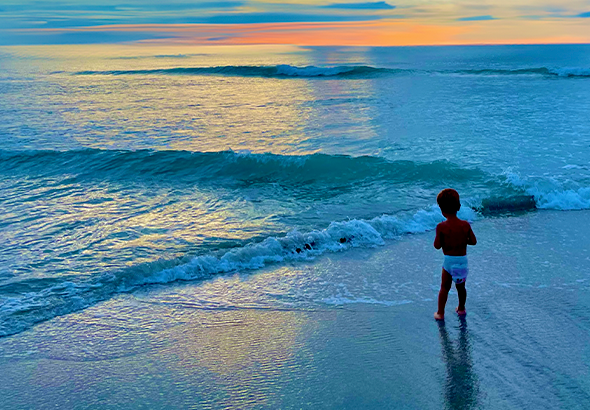 Bebê na praia sozinho